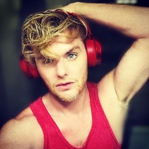 Meet your Posher, Jonathan e